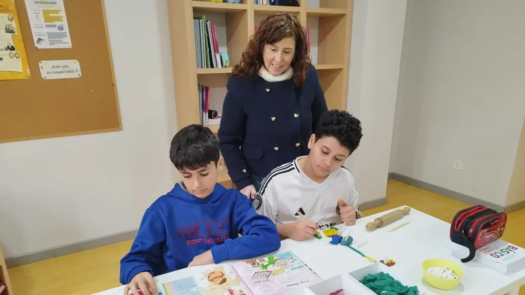 profesor ayudando individualmente a alumno